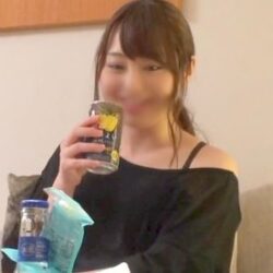 【ハメ撮り】若くてかなり可愛いのに、乱交し慣れてるとんでもないヤリマンちゃん。何のためらいもなく友達と一緒にチンポにしゃぶりついてきます。