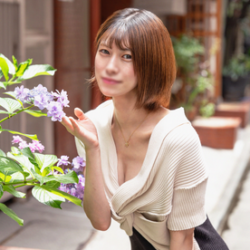 独占販売50%OFF!17日迄 1490pt!!【初】※早期特典 語学堪能才色兼備 の美容部員、裏のKAO。快楽限界・突破！上からマ〇コ握りしめ『L Iっぱい突いてぐだしゃL』白目アへ顔で中出希望！
